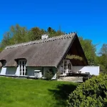 Ferienhaus Thatched Near And Protected Nature