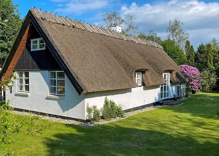 Prázdninový dům Thatched Near And Protected Nature